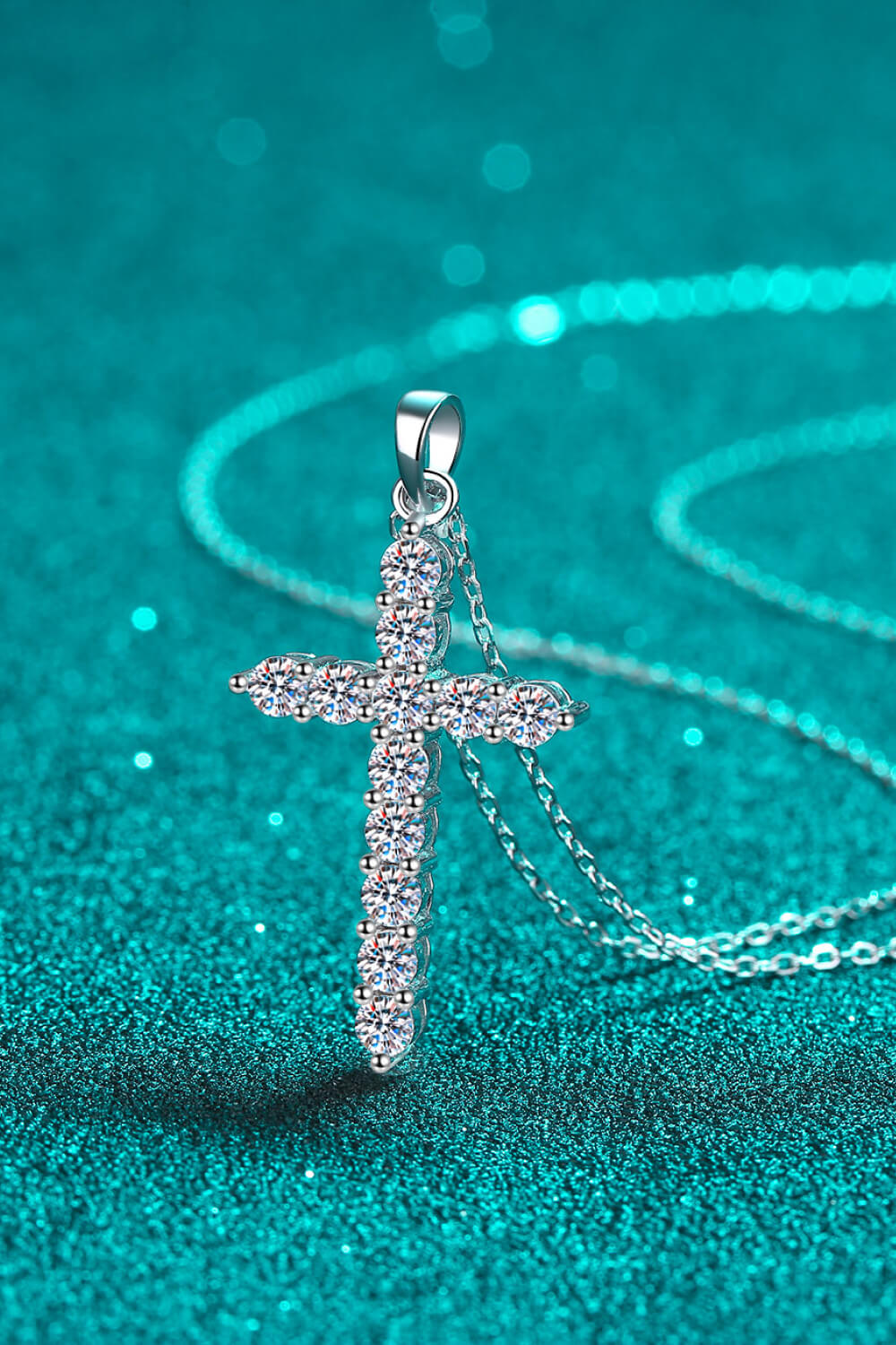 N114 Moissanite Cross Pendant Chain Necklace