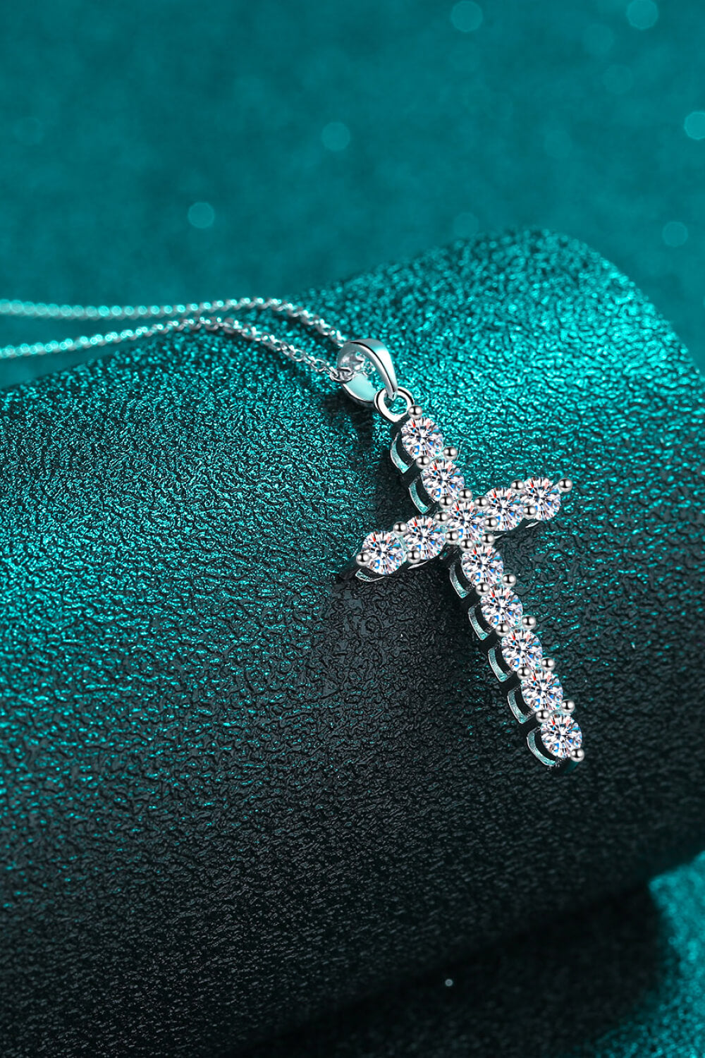 N114 Moissanite Cross Pendant Chain Necklace